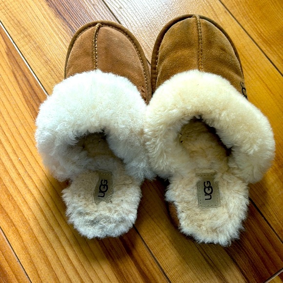 UGG SLIPPERS - Picture 2 of 4